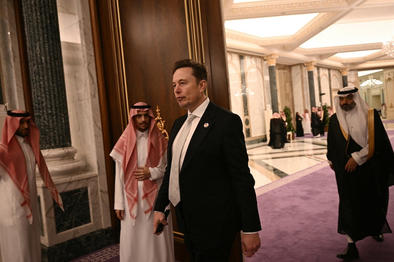 Elon Musk bringt Starlink nach Saudi-Arabien, während US-Oligarchen Trump im Nahen Osten unterstützen