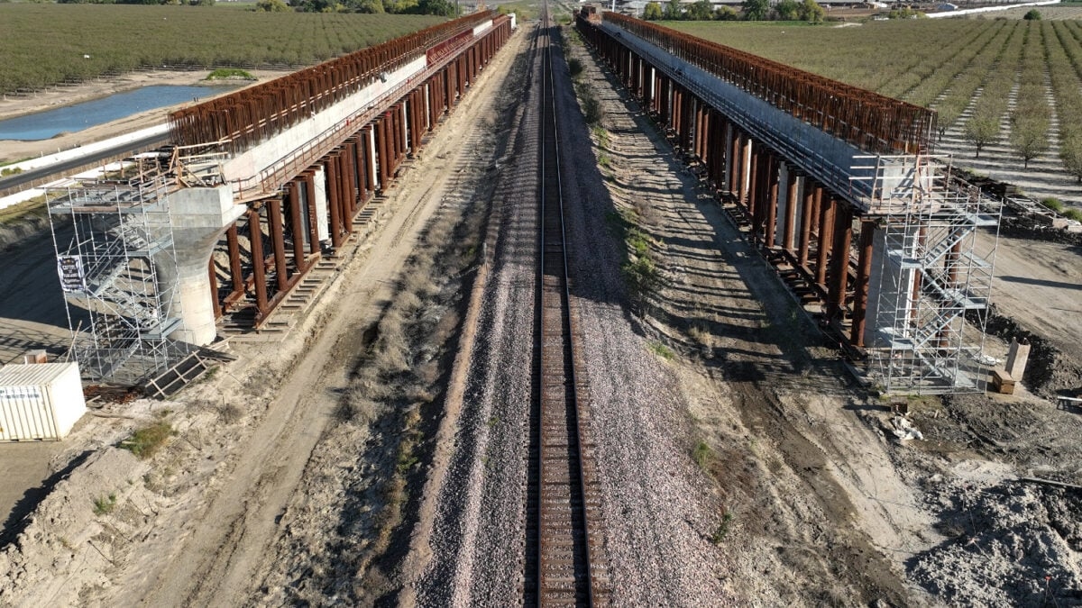 Trumps Verkehrsministerium droht, die Finanzierung der kalifornischen Hochgeschwindigkeitsbahn einzustellen