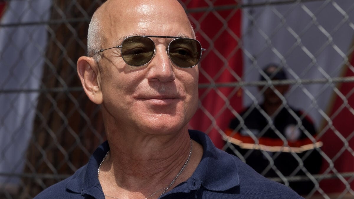 La isla de los multimillonarios donde vive Bezos presiona al gobierno estatal para que tire sus excrementos por las tuberías de la ciudad vecina.