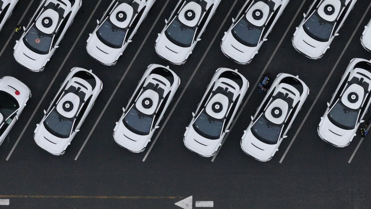 Los robotaxis de Tesla y Google aún no son tan autónomos