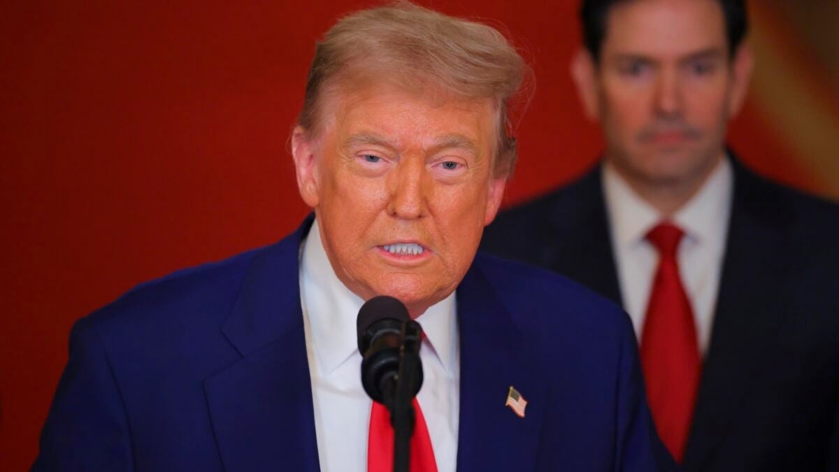 İran, Trump'ın Dengesiz Tweet'ler Atması Sırasında ABD Üssüne Füzeler Fırlattı