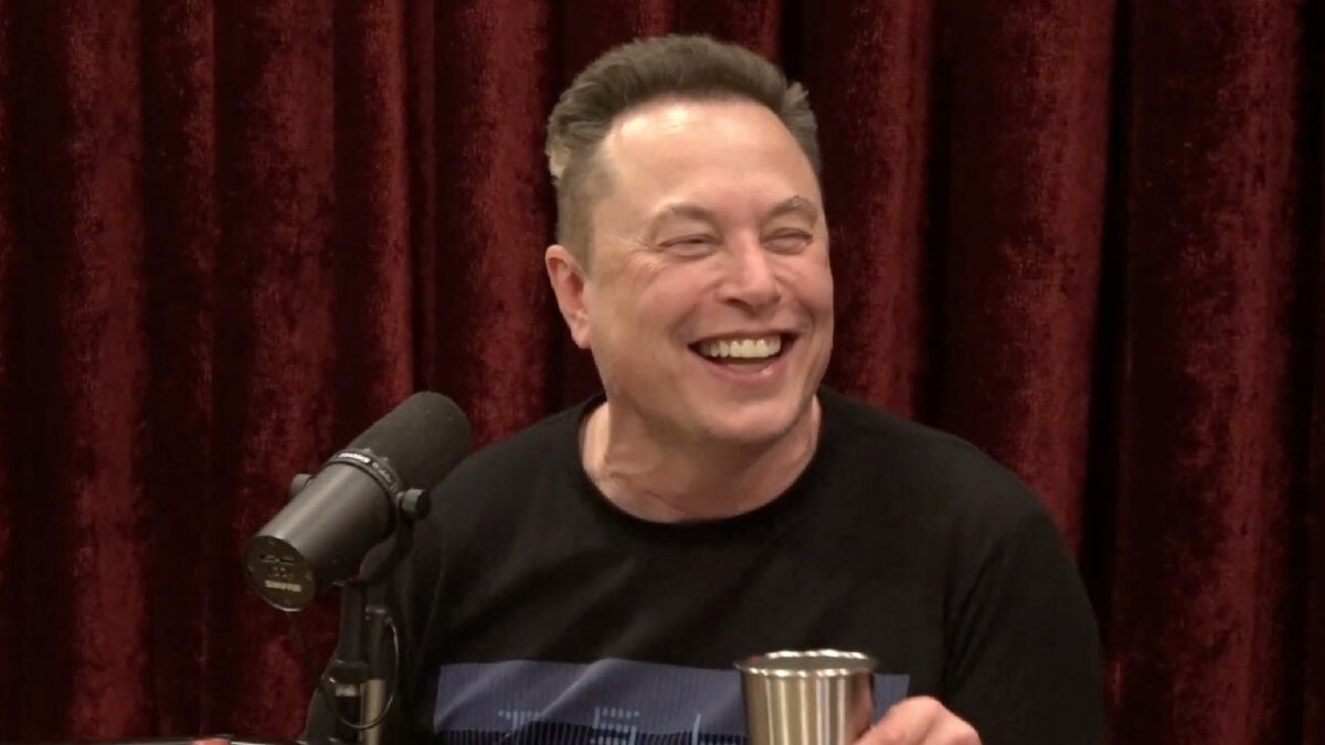 Elon Musk kündigt Joe Rogan an, dass er bis Ende des Jahres ein fliegendes Auto vorführen wird.