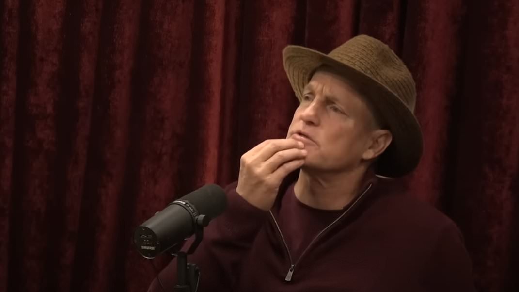 Joe Rogan macht Woody Harrelson fassungslos, nachdem er behauptet hat, RFK Jr. habe eine „lebensverändernde Impfverletzung“ erlitten.