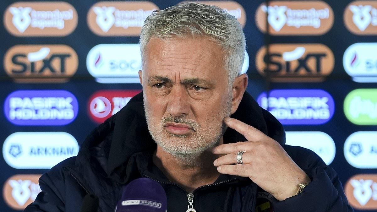 José Mourinho accusato di aver fatto "commenti razzisti" dopo il derby di Istanbul, mentre il Galatasaray promette di avviare un procedimento PENALE contro il tecnico del Fenerbahce