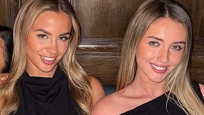 Les WAGs ressemblant aux bad boys de Vegas des Canberra Raiders, Hudson Young et Morgan Smithies, qui sont tout aussi inséparables