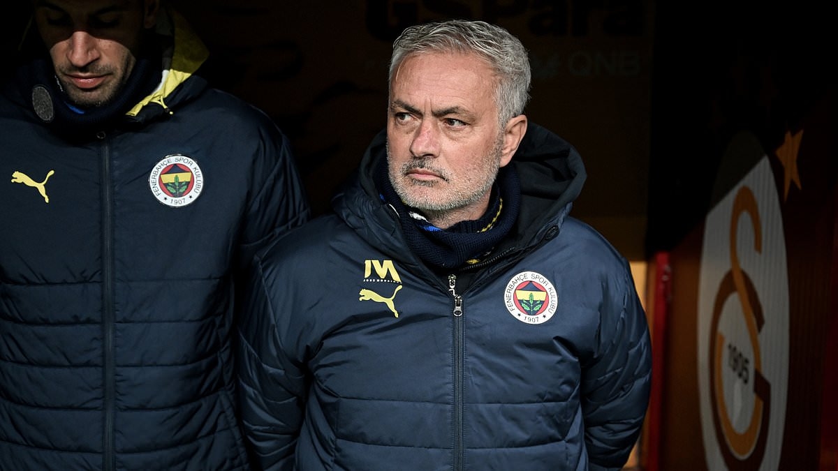 Die Momente hinter Jose Mourinhos „Rassismus“-Skandal: Gegen den ehemaligen Trainer von Chelsea und Man United wird wegen einer Stichelei auf einer Pressekonferenz im türkischen Derby mit 30.000 Polizisten ein Strafverfahren eingeleitet