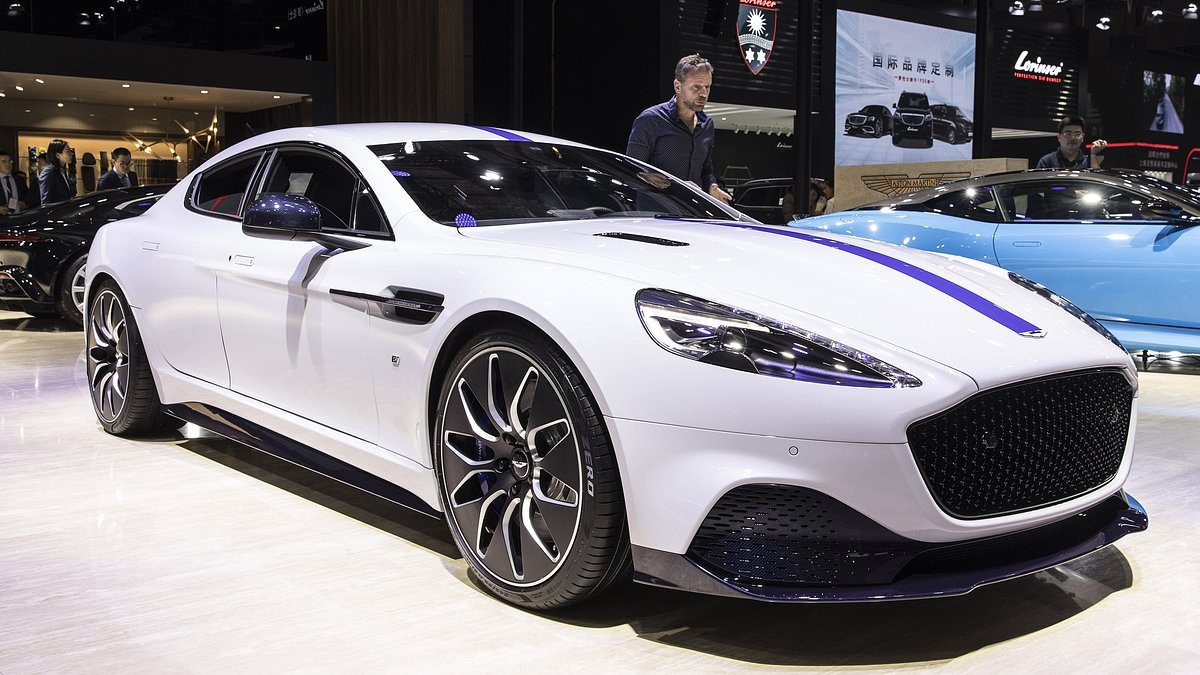 Aston Martin retrasa el lanzamiento de su primer vehículo totalmente eléctrico, ya que las cifras condenatorias muestran que la producción de automóviles cayó un 14% el año pasado