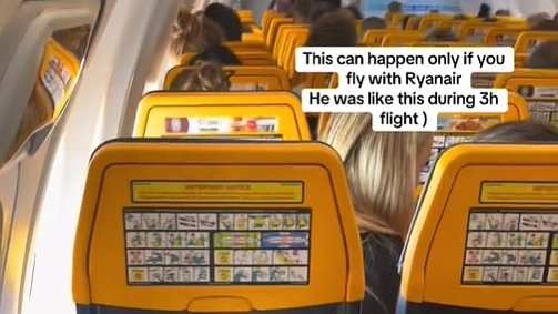 La divertida forma que tiene un pasajero de echarse una siesta en un vuelo de Ryanair: ¿lo probarías?