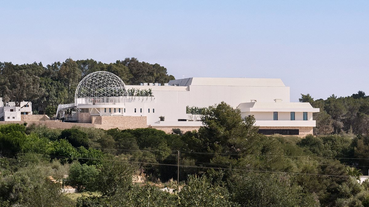 Dünyanın en büyük gece kulübünün İbiza'daki ilk görünümü - 'mini kulüp' tuvaletlerinden kubbeli terasa