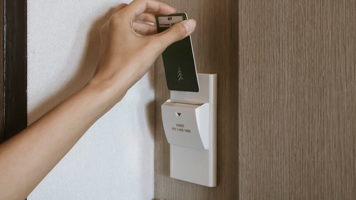 Turista compartilha truque 'genial' para acender as luzes do hotel sem o seu cartão-chave - e as pessoas ficam chocadas com a facilidade