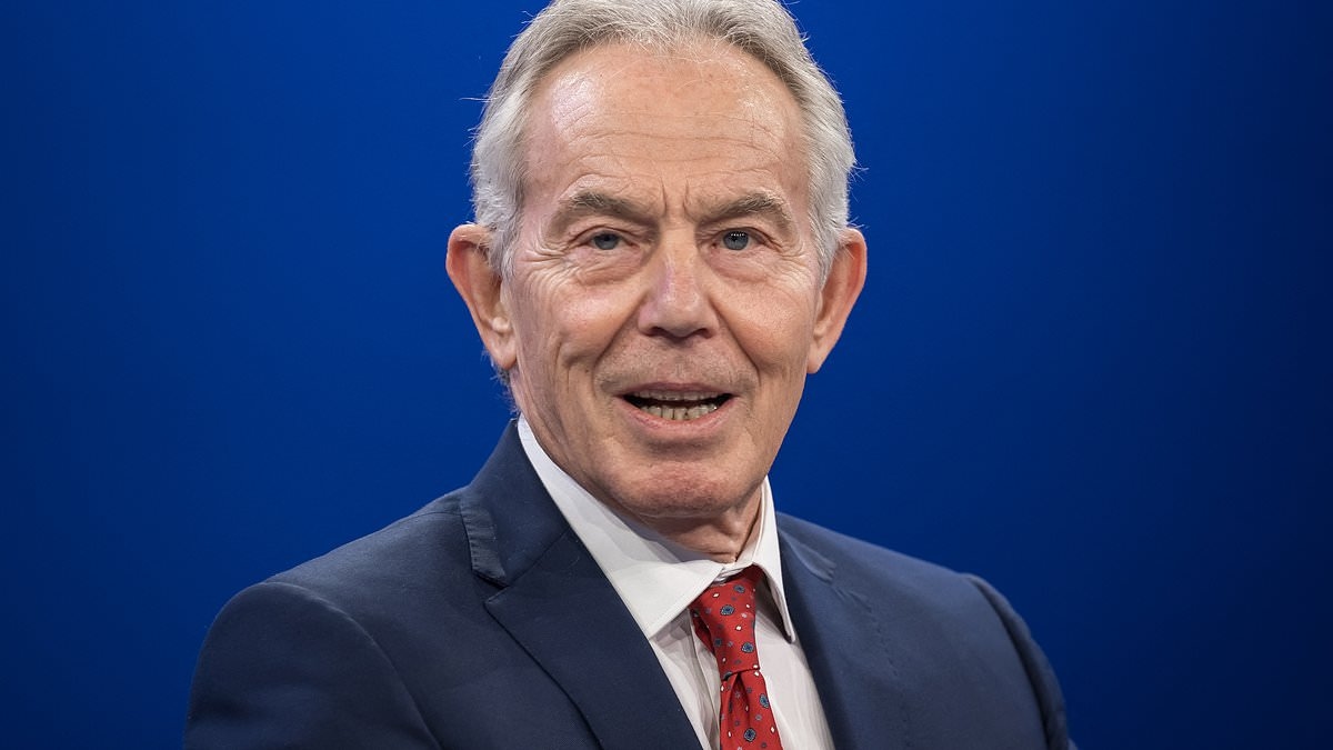 La mitad de los adultos británicos deberían poder conseguir vacunas contra la obesidad por correo, afirma Tony Blair.