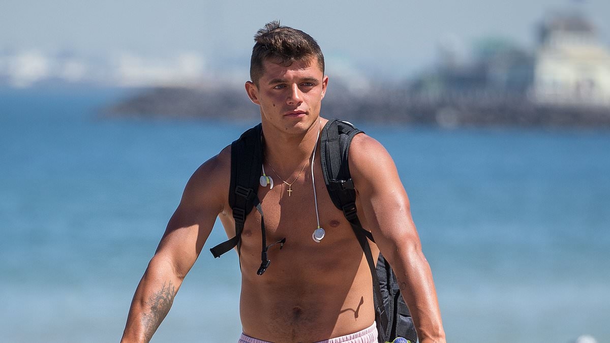 Der britische Fußballstar „Bad Boy“ wird abgeschoben, nachdem sich zwei australische Frauen beschwert hatten und der Einwanderungsminister dramatisch eingriff