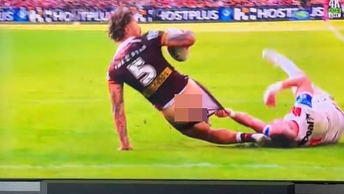Der SEHR unhöfliche Moment des Football-Stars Jesse Arthar von Brisbane Broncos auf dem Spielfeld geht viral und lässt die weiblichen Fans ihren Augen nicht trauen