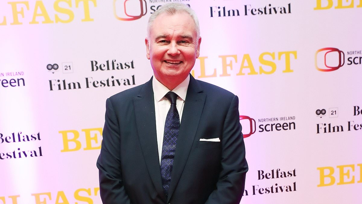 La straziante battaglia per la salute durata 40 anni di Eamonn Holmes...mentre il produttore veterano suscita preoccupazione dopo essere caduto dalla sedia in diretta TV