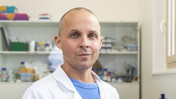 Conozca al desertor de la escuela de medicina que podría acabar con el 70% de las muertes por cáncer después de un descubrimiento innovador