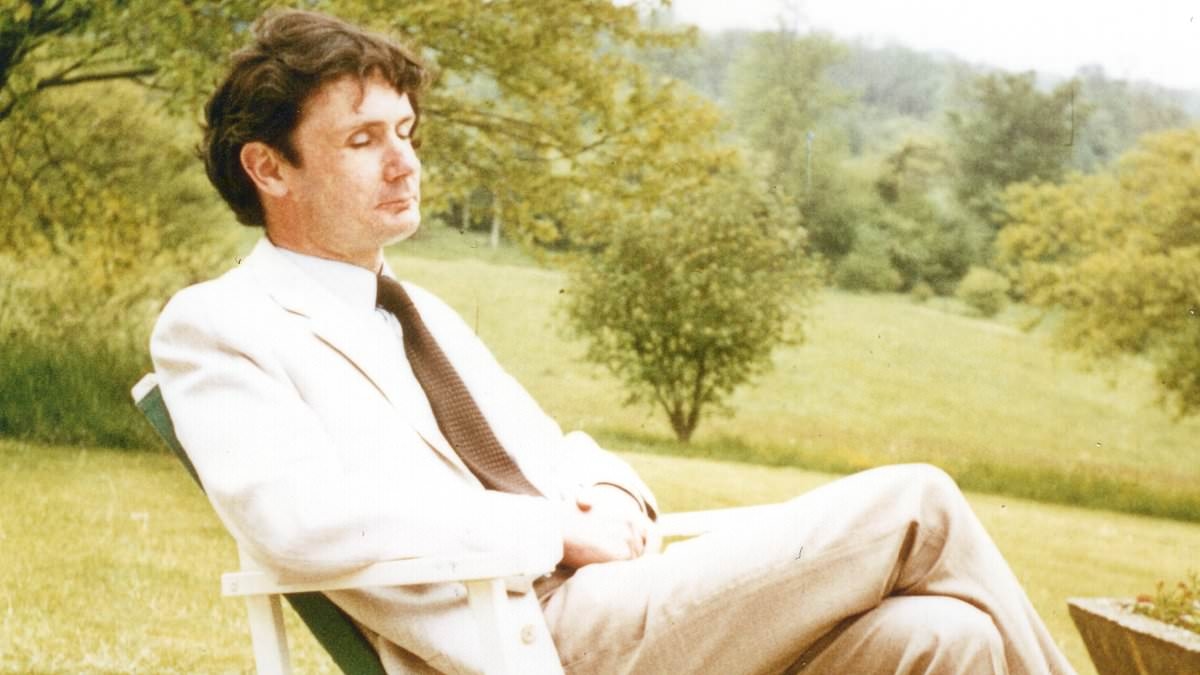 Der blinde Mann, den ich pflegte, hielt seine aufsehenerregende Vergangenheit geheim. Erst als er mir das Versprechen abnahm, seine Geschichte nach seinem Tod zu erzählen, verstand ich, welchen Mut er an den Tag legen musste, der ihn lebenslang ins Gef...