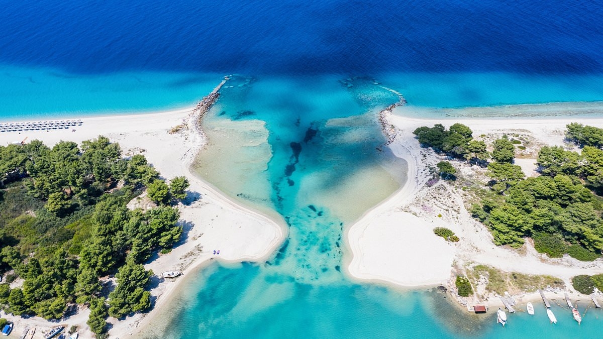 La magnifique plage grecque avec son lagon bleu « magique » couronnée meilleure d'Europe