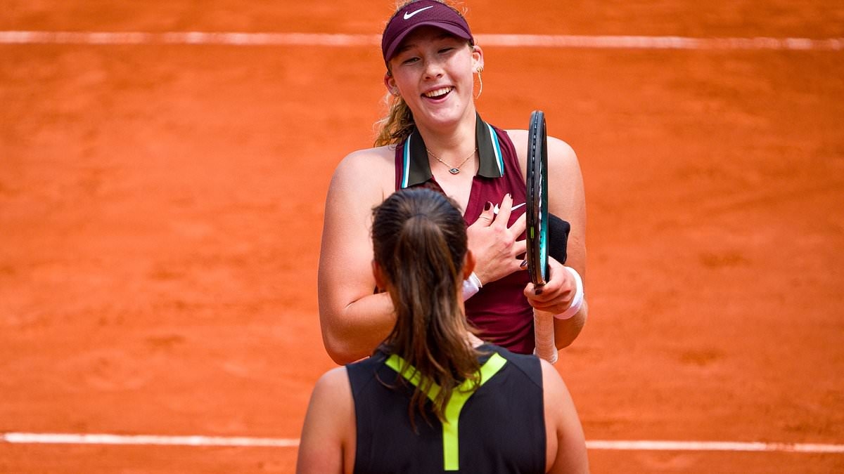La estrella australiana Daria Kasatkiina le lanza su pulsera a su oponente Mirra Andreeva después de perder en el Abierto de Francia, pero no todo es lo que parece.