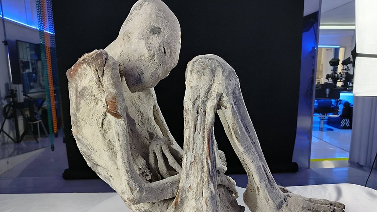 Des scientifiques qui étudient des momies « extraterrestres » font une découverte choquante dans l'utérus d'un cadavre