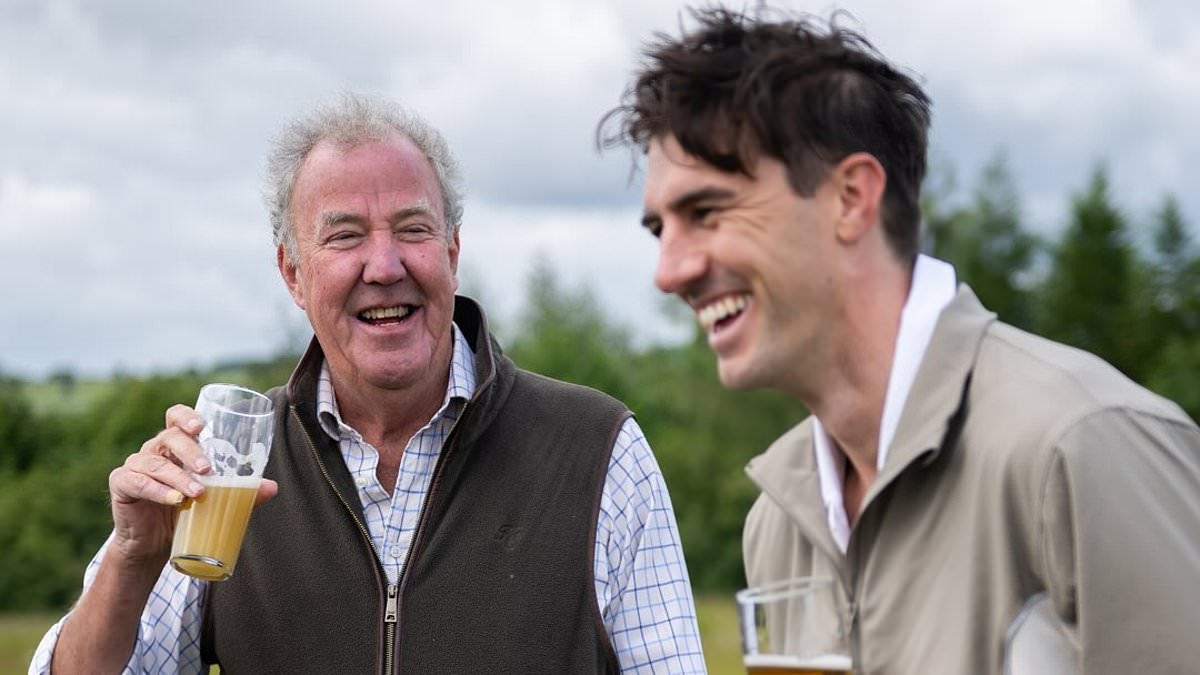 Pat Cummins, popüler çiftlik TV şovunun sunucusuyla yaptığı sohbeti ifşa ettikten sonra Jeremy Clarkson'ın saat 10'daki çılgın hareketini ifşa etti