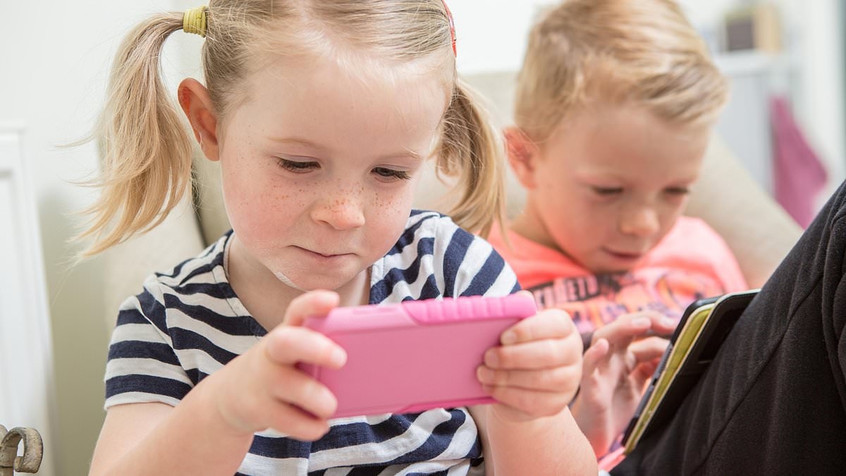 I genitori sono stati avvertiti di limitare il tempo che i loro figli trascorrono davanti agli schermi, poiché la ricerca ha scoperto che i giovani incollati a smartphone e tablet hanno cervelli più piccoli e QI più bassi.
