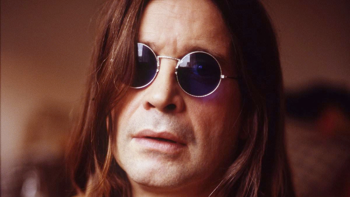Ozzy Osbourne'un hayat boyu verdiği sağlık mücadelesi gözler önüne serildi: Genç yaşta intihar girişimlerinden bağımlılık ve Parkinson hastalığına kadar, Black Sabbath yıldızı hastalığın kendisini asla geride tutmasına izin vermedi