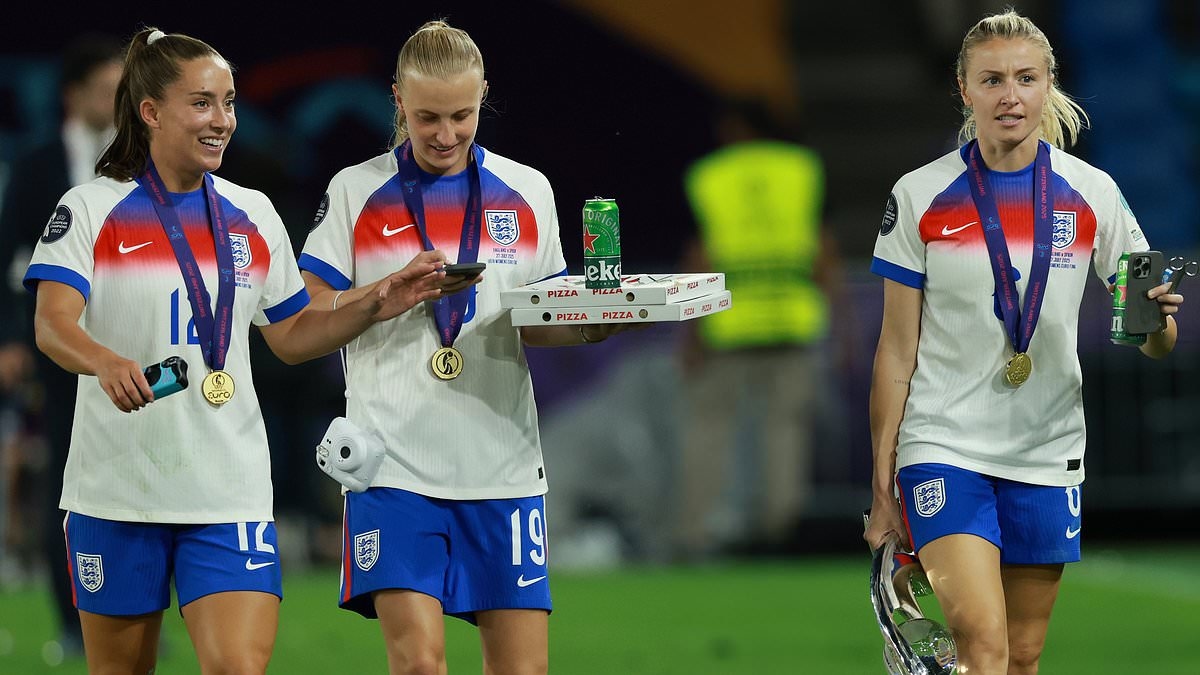 Einblicke in die Partynacht der Lionesses nach dem Gewinn der Frauen-EM: Pizzas auf dem Spielfeld, Chelsea-Star Reece James feiert mit Schwester Lauren, Gesang im Tunnel und Ella Toones Tribut an ihren verstorbenen Vater