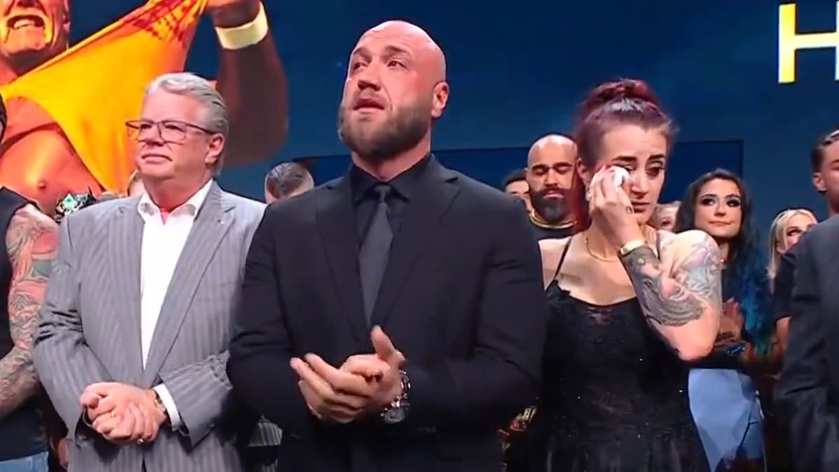 Il figlio devastato di Hulk Hogan, Nick, si unisce alle star della WWE per un emozionante tributo all'icona scomparsa prima di Monday Night Raw