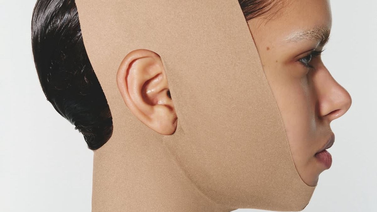 Veredicto de un experto sobre la extraña banda elástica para la cabeza SKIMS de Kim Kardashian, que según ella ofrece "un lifting facial natural".