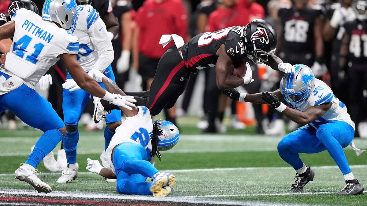 Le match d'ouverture de la pré-saison entre les Lions de Détroit et les Falcons d'Atlanta est suspendu après qu'un coup effrayant a laissé un joueur immobile