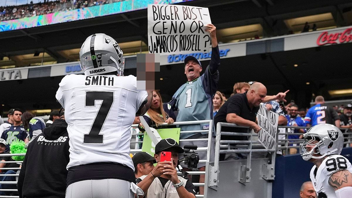 Le QB des Raiders Geno Smith fait un doigt d'honneur aux fans des Seahawks alors qu'il est confronté à un panneau grossier à son retour à Seattle