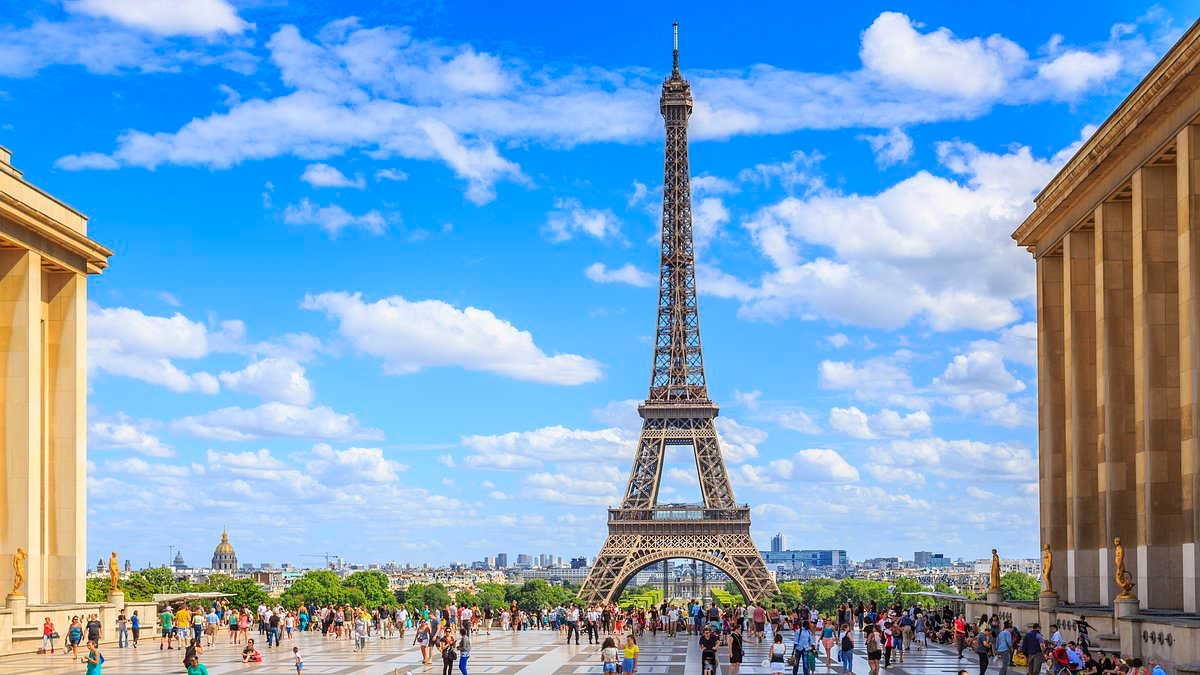 Urgent warning issued over new Paris scam - as tourists are paying THREE times more than they need to
