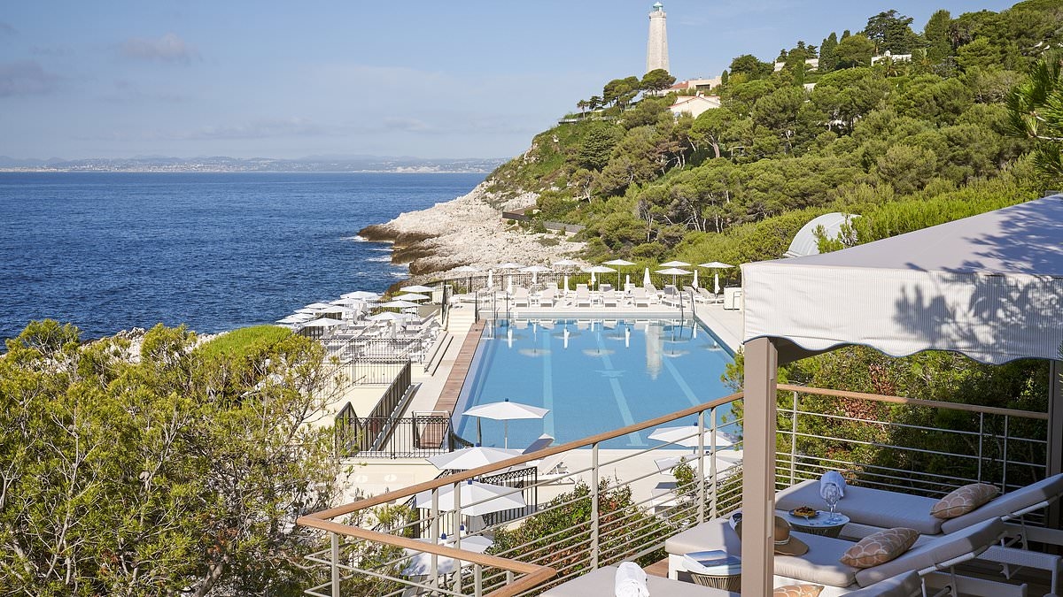Descubra el hotel de ultra lujo de la Riviera Francesa, tan exclusivo que ha recibido el estatus de "palacio", pero ¿es REALMENTE digno de un miembro de la realeza?