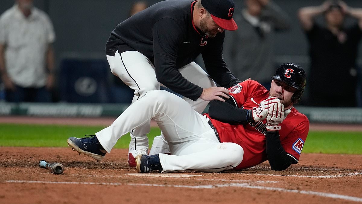 Guardians-slugger David Fry haalt een fastball van 99 mph van zijn GEZICHT voordat hij met spoed naar het ziekenhuis in Cleveland wordt gebracht