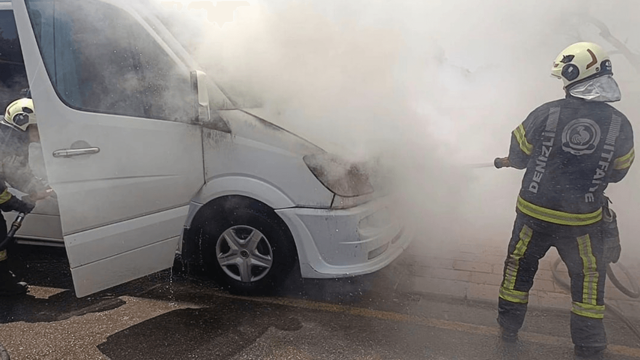 La navette d'un ouvrier en mouvement a pris feu à Denizli