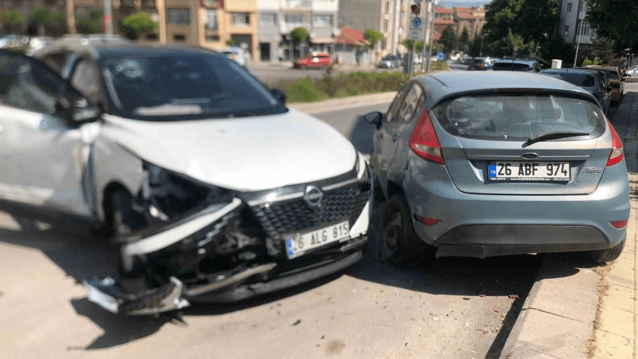Attentat terroriste en Jeep à Eskişehir : trois véhicules ont été percutés, le conducteur a été blessé
