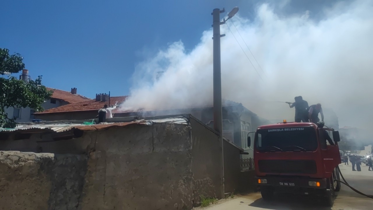 Incendie de panique à Şarkışla : le toit d'une maison individuelle a été englouti par les flammes