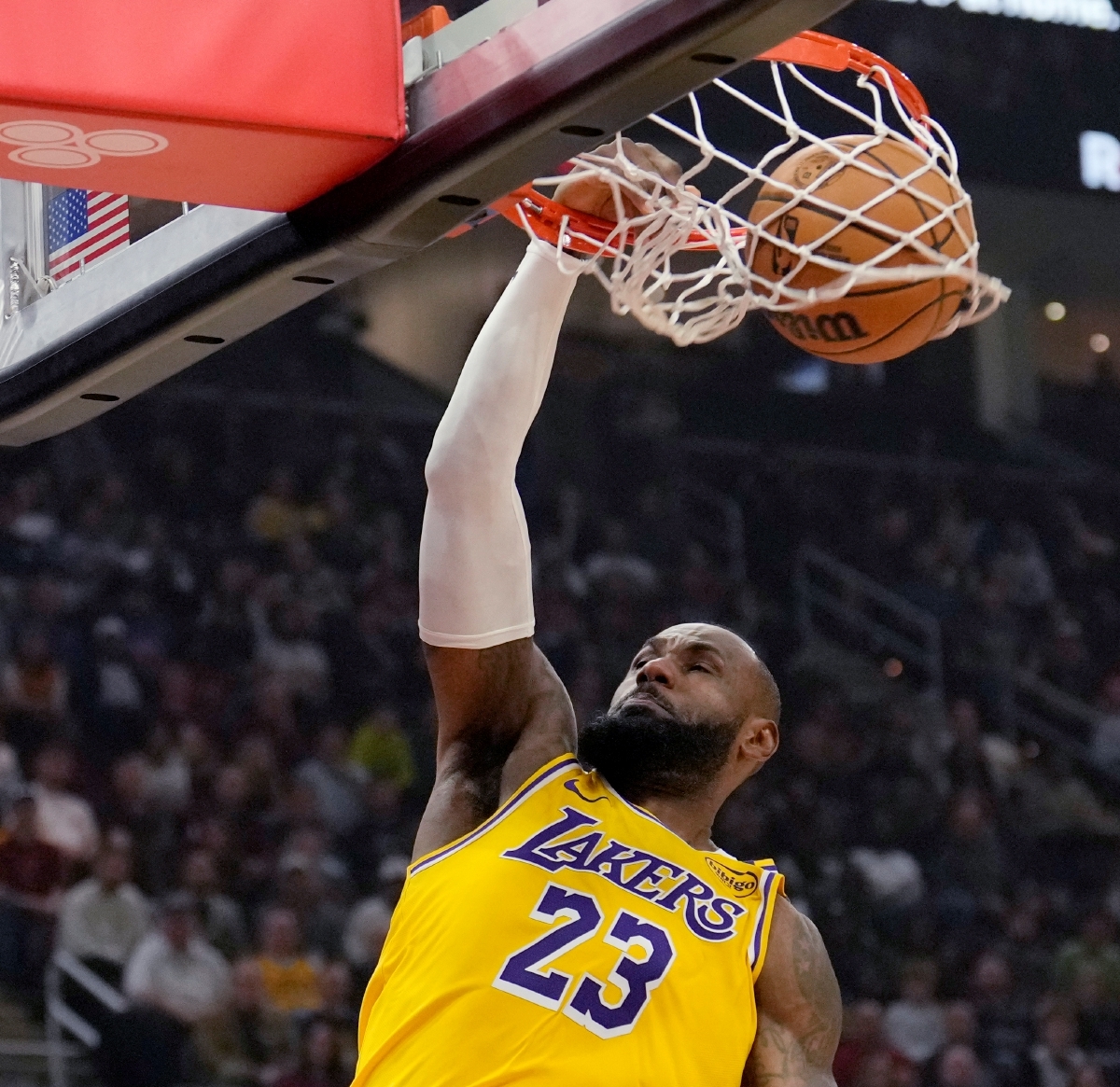 NBA: Lakers'ın tarihi satışı tamamlandı
