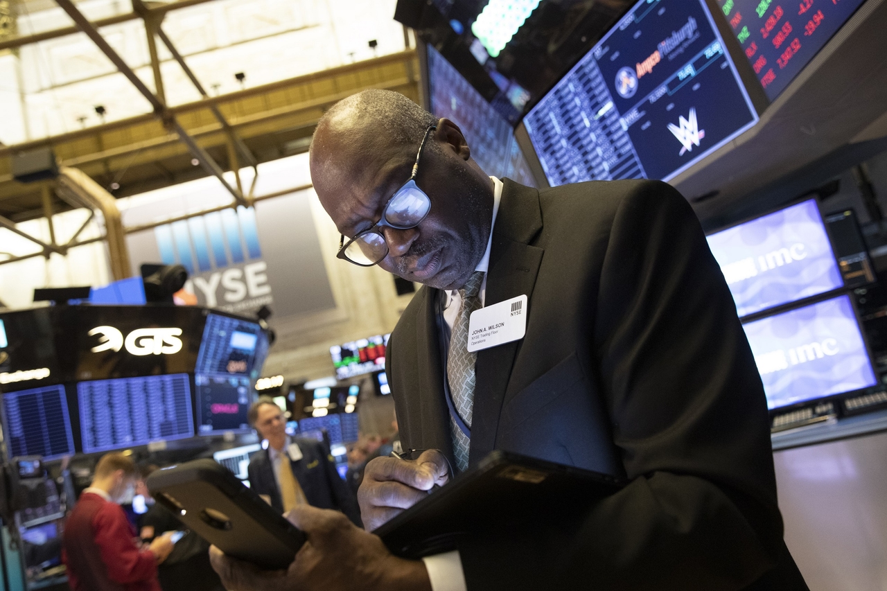 Wall Street eröffnet mit roten Zahlen, belastet durch Trumps Zölle und steigende Arbeitslosigkeit