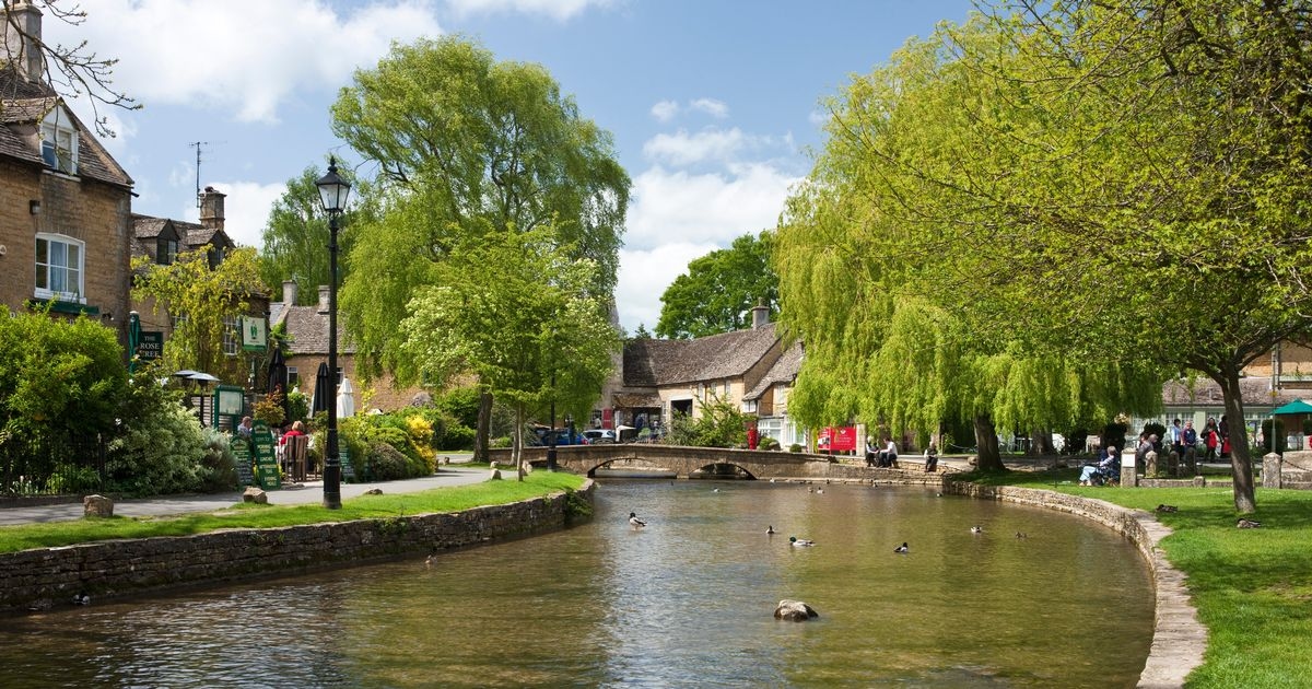 Vila de Cotswolds, considerada a mais bonita do Reino Unido, mergulha no caos com a chegada de turistas