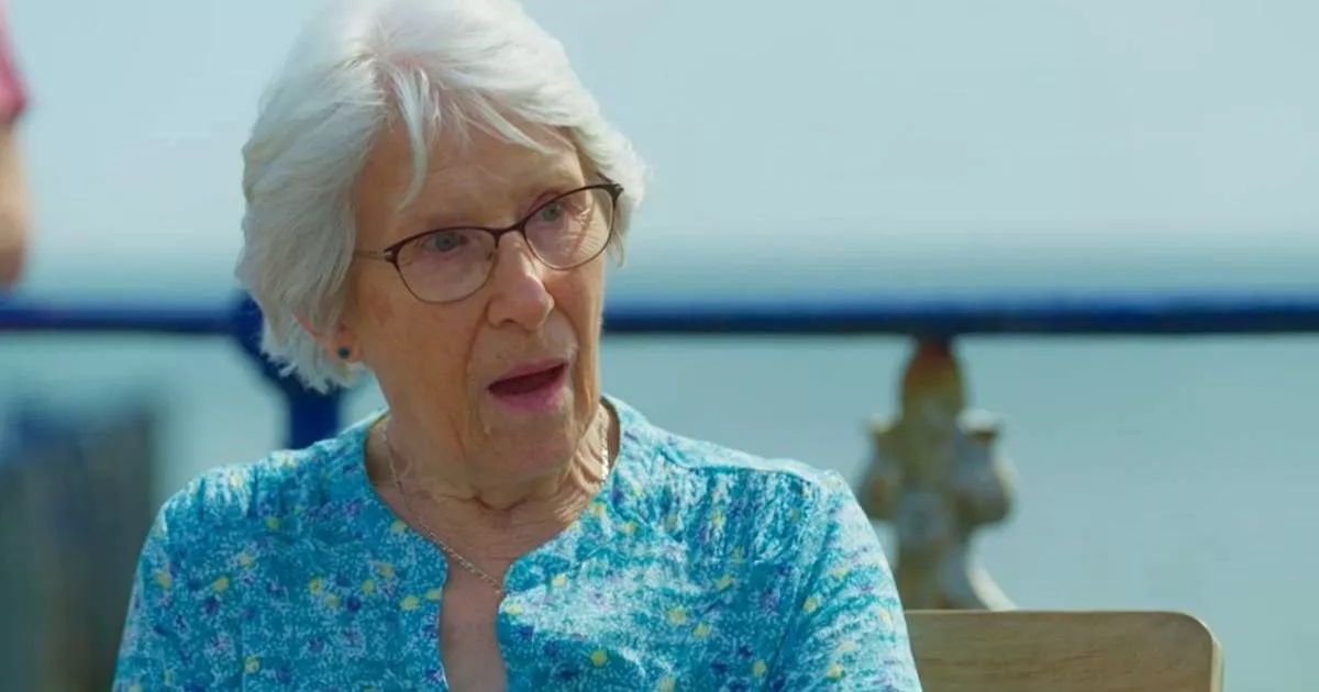 Antiques Roadshow guest's jaw drops at massive value for family's £20 painting
