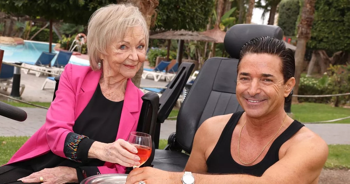 Benidorm's barman Mateo-acteur onherkenbaar na 21 jaar na vals spelen