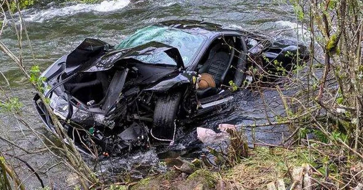 Una pareja británica muere al estrellarse un Ferrari de alta potencia en una carretera de montaña y caer en un río.