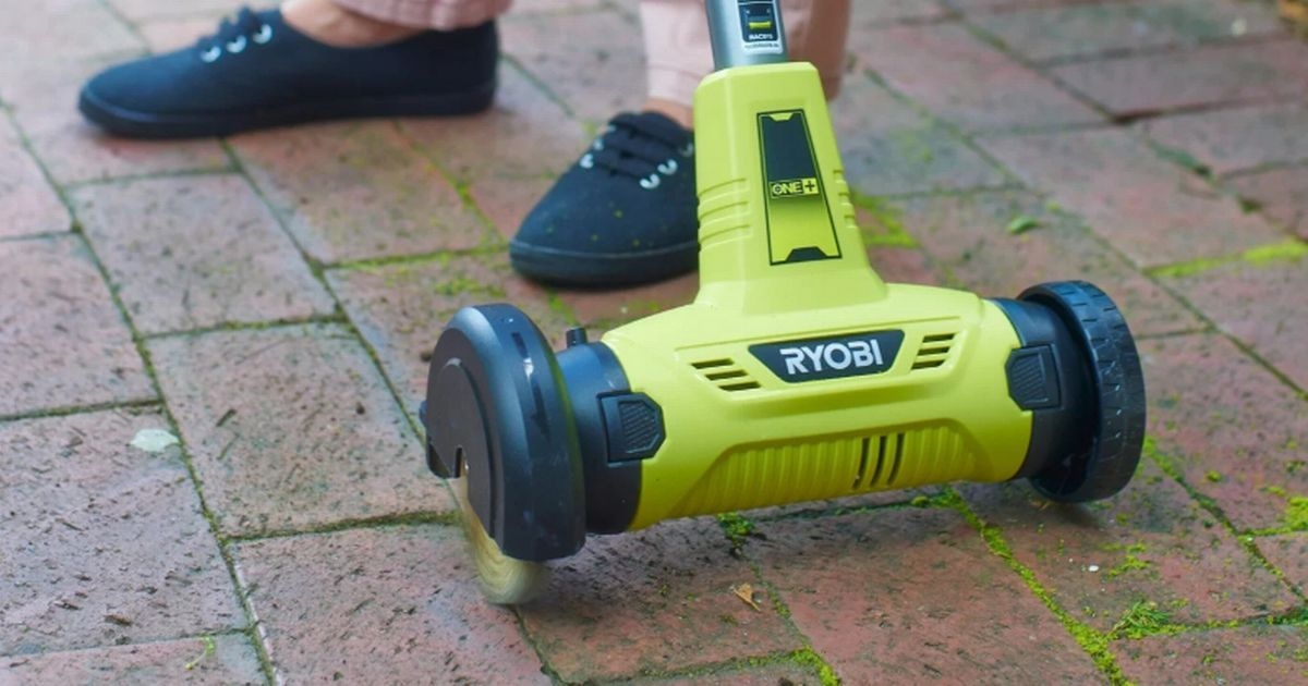 Der kabellose Terrassenreiniger von Ryobi beseitigt Unkraut und Moos „in Sekundenschnelle“