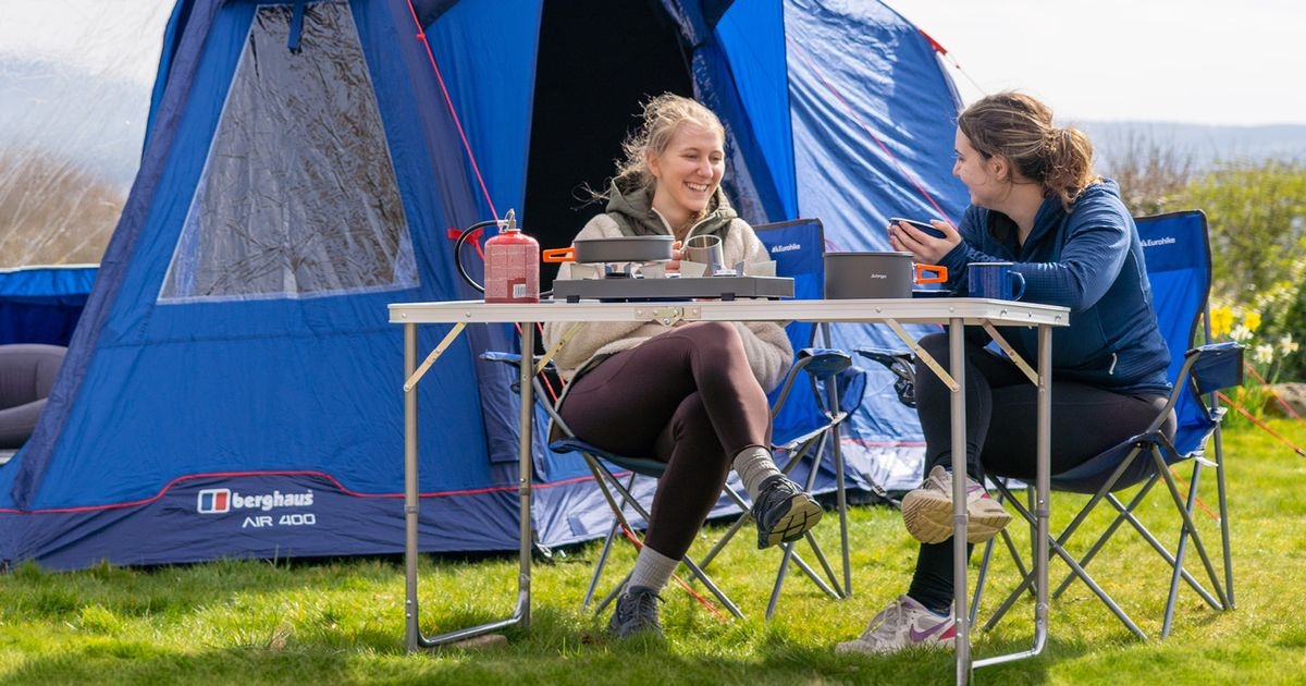 Gran oferta de camping que incluye una tienda de campaña que resistió "la lluvia de un mes en un día", ahora con un descuento de £146