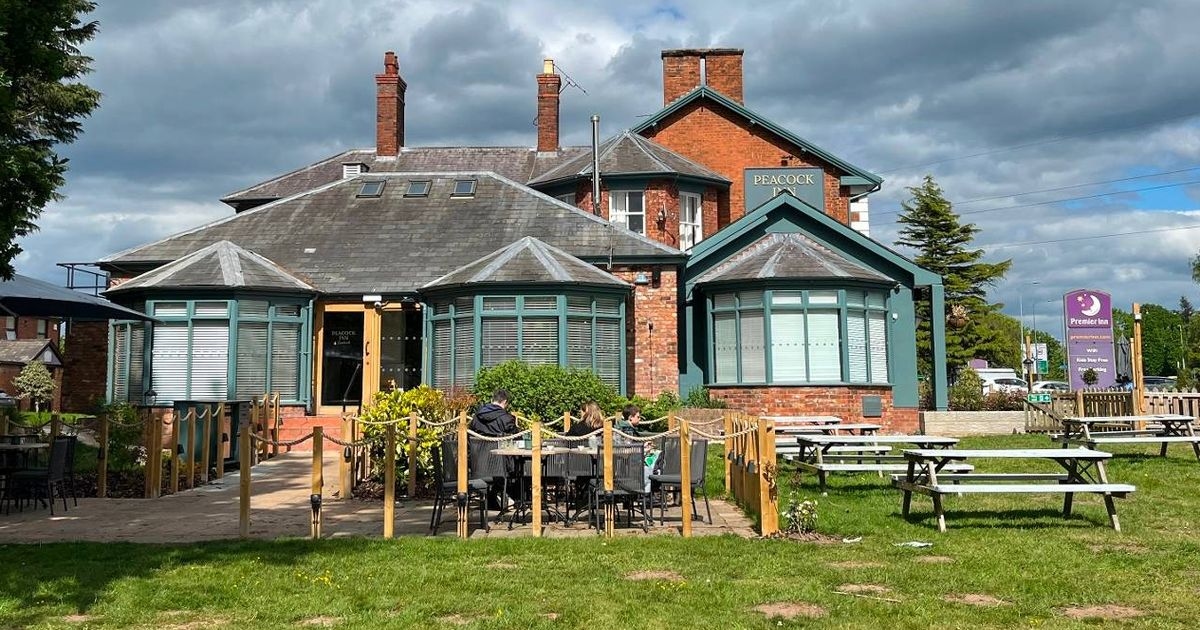 Un grazioso pub britannico ospita un'adorabile ferrovia in miniatura nel giardino sul retro con corse a 1 sterlina