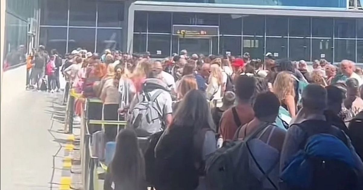 Spanish officials forced into emergency meeting after Brit tourists rage over 'inhumane' queues