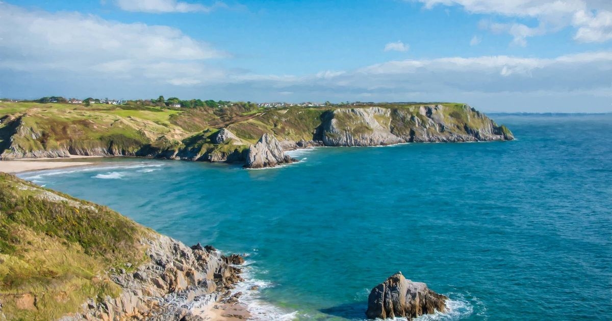 Pretty coastal town with UK’s best hidden beach named cheapest seaside day out