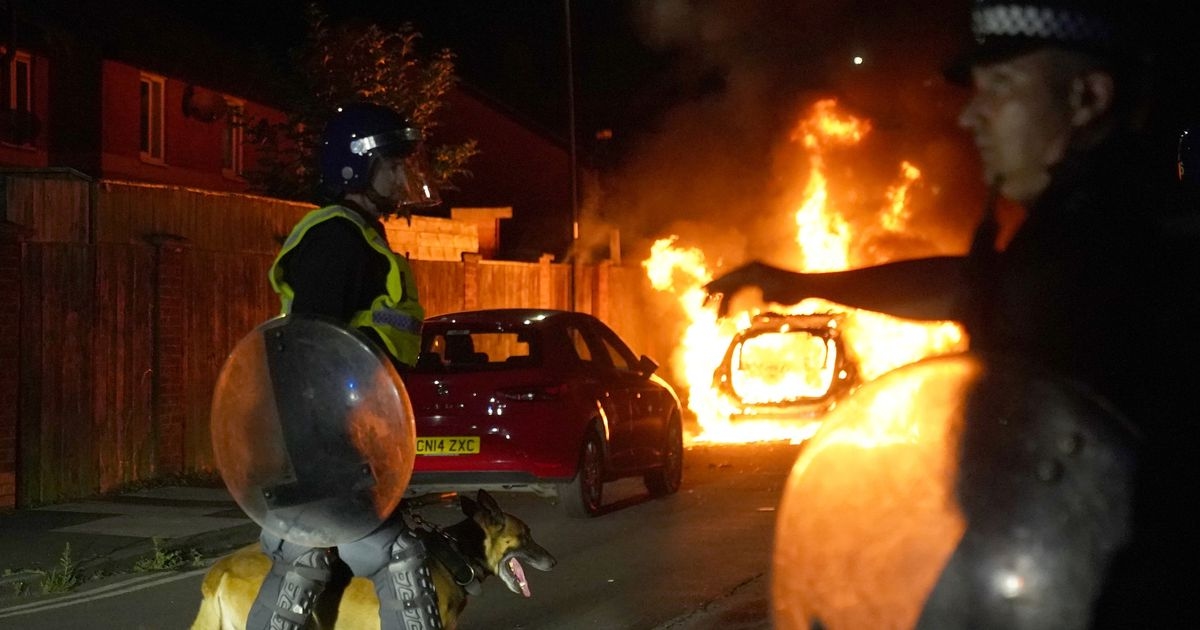 İngiltere'de tehlikeli 'kıyamet döngüsü' nedeniyle bir yaz daha isyanların 'barut fıçısı' olacağı yönünde korkunç bir rapor uyarısı