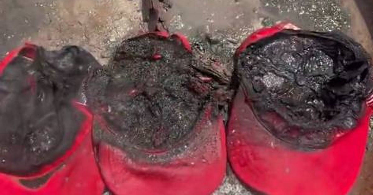 I cappelli MAGA di Donald Trump vengono bruciati in segno di protesta mentre il presidente affronta la reazione negativa dei suoi stessi sostenitori